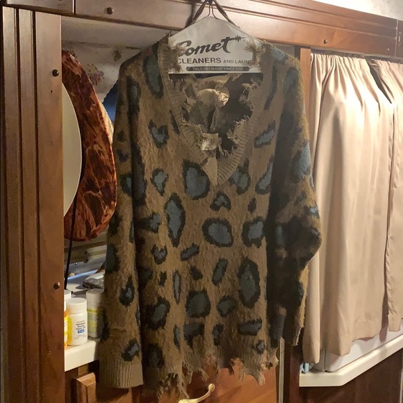 🐆Distressed Sweater🐆 - Picture 2 of 4